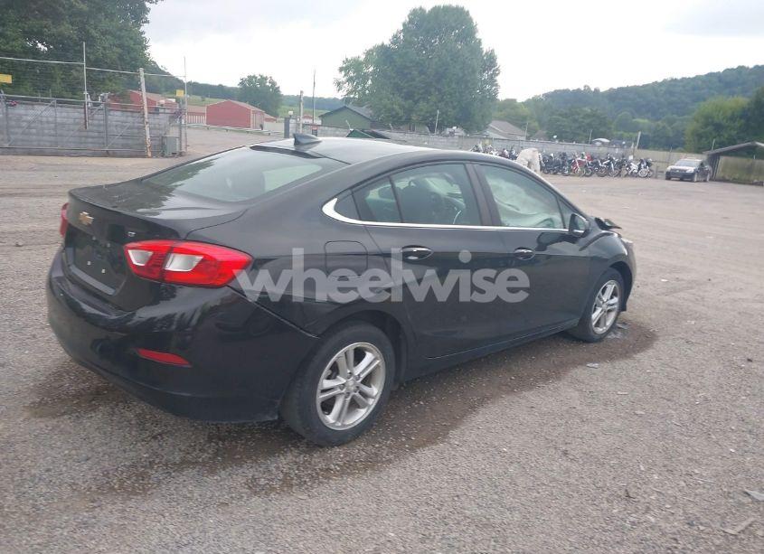 Photo 4 of 2018 Chevrolet Cruze LT AUTO (VIN 1G1BE5SM9J7212324)