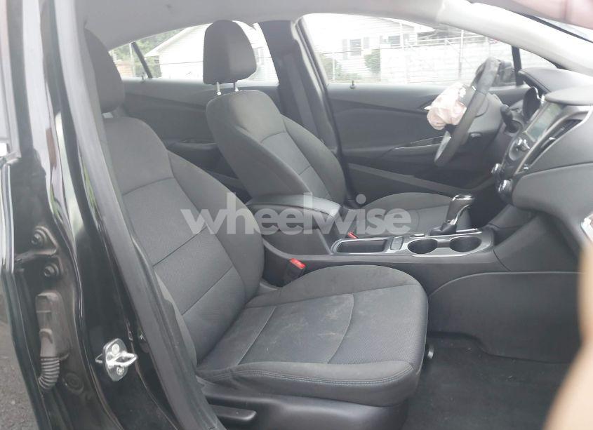 Photo 5 of 2018 Chevrolet Cruze LT AUTO (VIN 1G1BE5SM9J7212324)