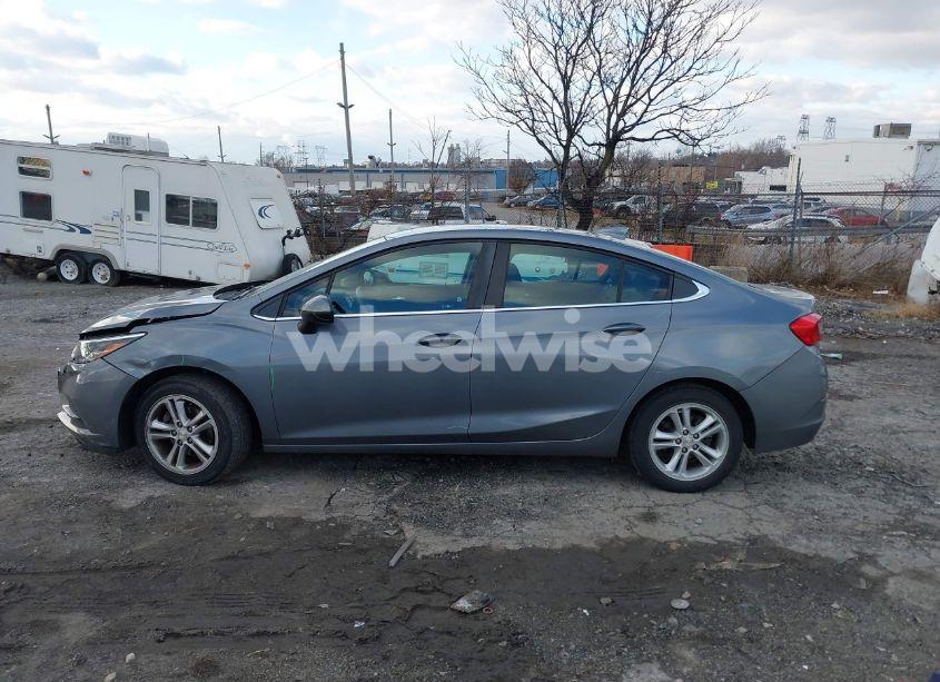 Photo 15 of 2018 Chevrolet Cruze LT AUTO (VIN 1G1BE5SM9J7231357)