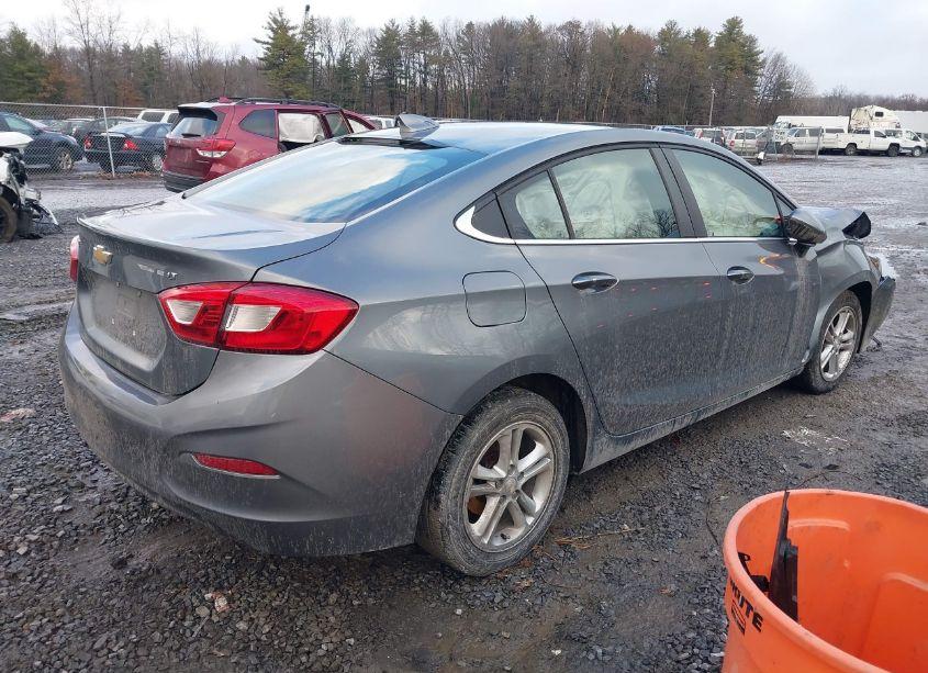 Photo 4 of 2018 Chevrolet Cruze LT AUTO (VIN 1G1BE5SM9J7241435)