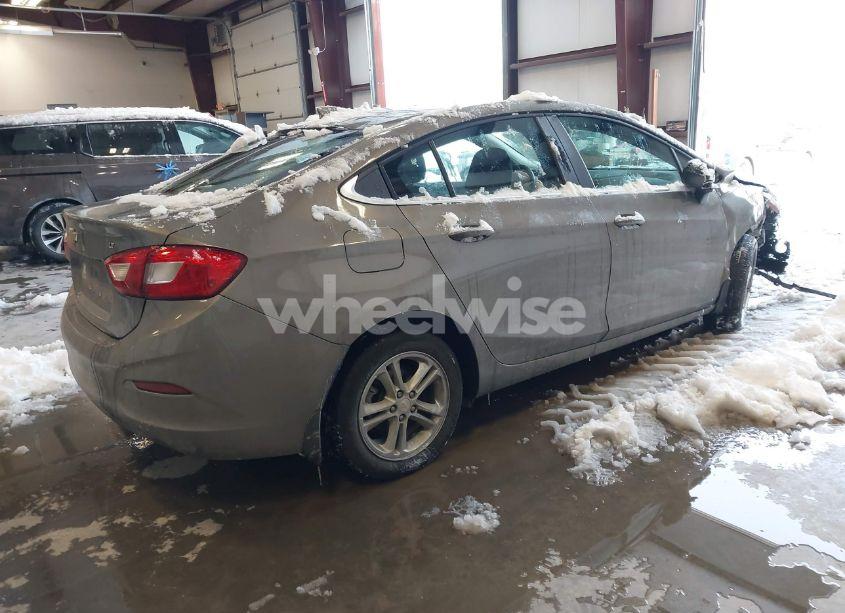 Photo 4 of 2018 Chevrolet Cruze LT AUTO (VIN 1G1BE5SM9J7244044)