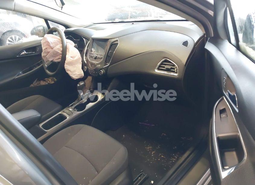 Photo 5 of 2018 Chevrolet Cruze LT AUTO (VIN 1G1BE5SM9J7244044)