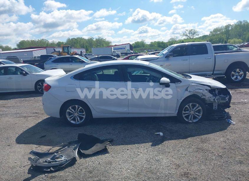 Photo 14 of 2019 Chevrolet Cruze LT (VIN 1G1BE5SM9K7113679)