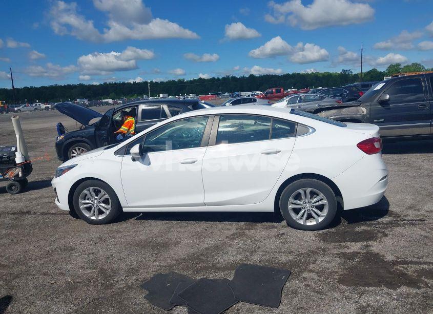 Photo 15 of 2019 Chevrolet Cruze LT (VIN 1G1BE5SM9K7113679)