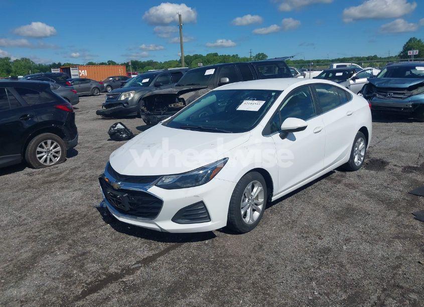 Photo 2 of 2019 Chevrolet Cruze LT (VIN 1G1BE5SM9K7113679)