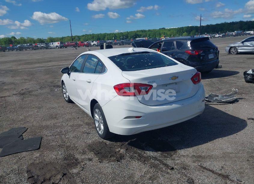 Photo 3 of 2019 Chevrolet Cruze LT (VIN 1G1BE5SM9K7113679)