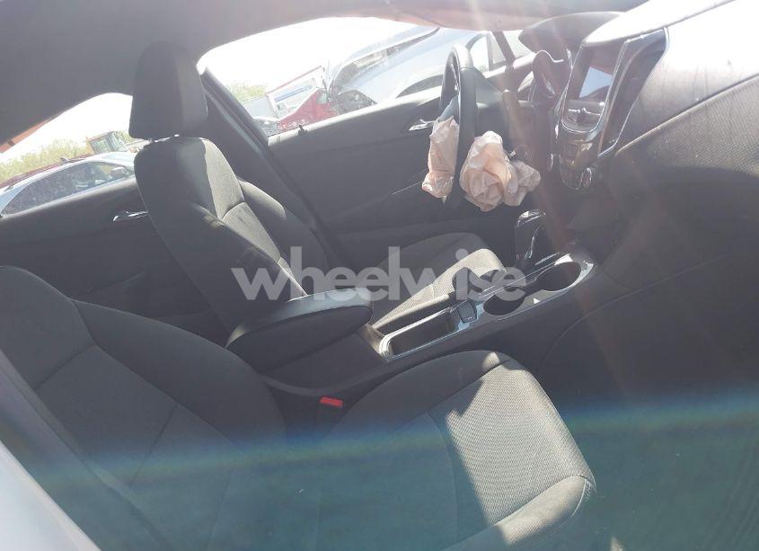 Photo 5 of 2019 Chevrolet Cruze LT (VIN 1G1BE5SM9K7113679)