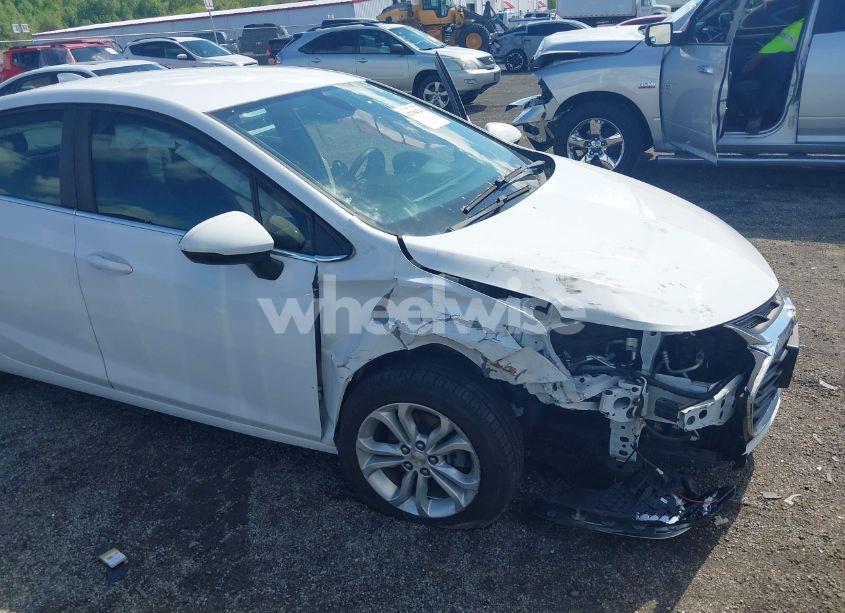 Photo 6 of 2019 Chevrolet Cruze LT (VIN 1G1BE5SM9K7113679)