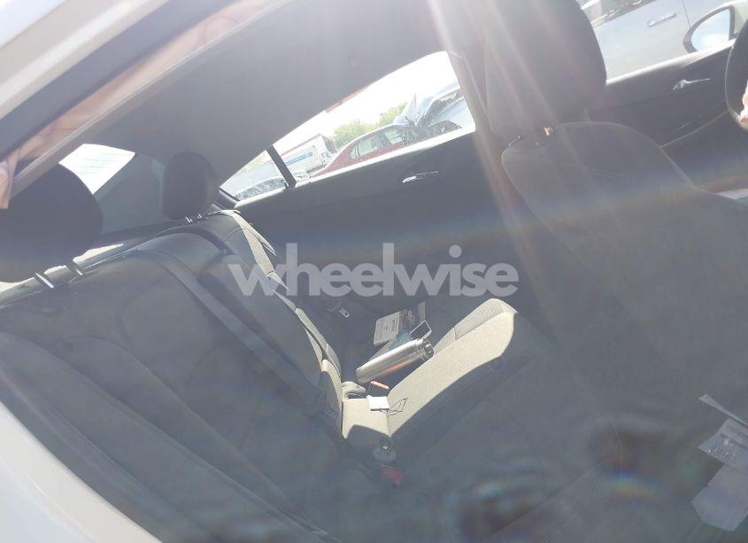 Photo 8 of 2019 Chevrolet Cruze LT (VIN 1G1BE5SM9K7113679)