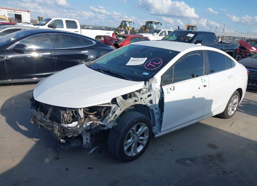 Photo 2 of 2019 Chevrolet Cruze LT (VIN 1G1BE5SM9K7114623)