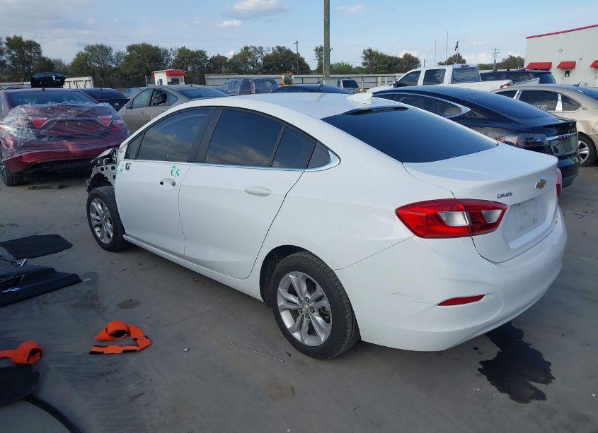 Photo 3 of 2019 Chevrolet Cruze LT (VIN 1G1BE5SM9K7114623)