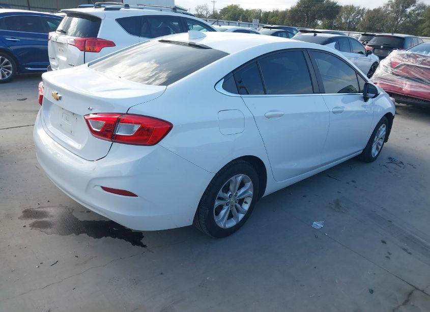 Photo 4 of 2019 Chevrolet Cruze LT (VIN 1G1BE5SM9K7114623)