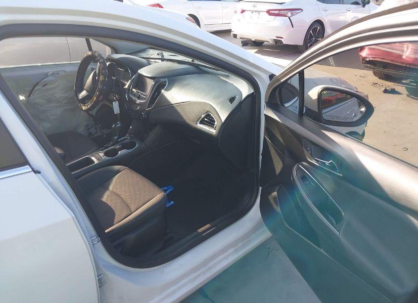 Photo 5 of 2019 Chevrolet Cruze LT (VIN 1G1BE5SM9K7114623)