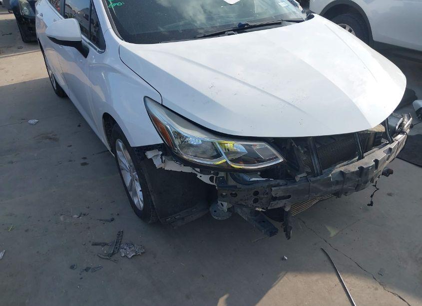 Photo 6 of 2019 Chevrolet Cruze LT (VIN 1G1BE5SM9K7114623)