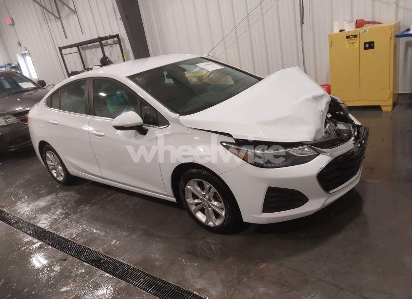 2019 Chevrolet Cruze LT (VIN 1G1BE5SM9K7118302) main photo