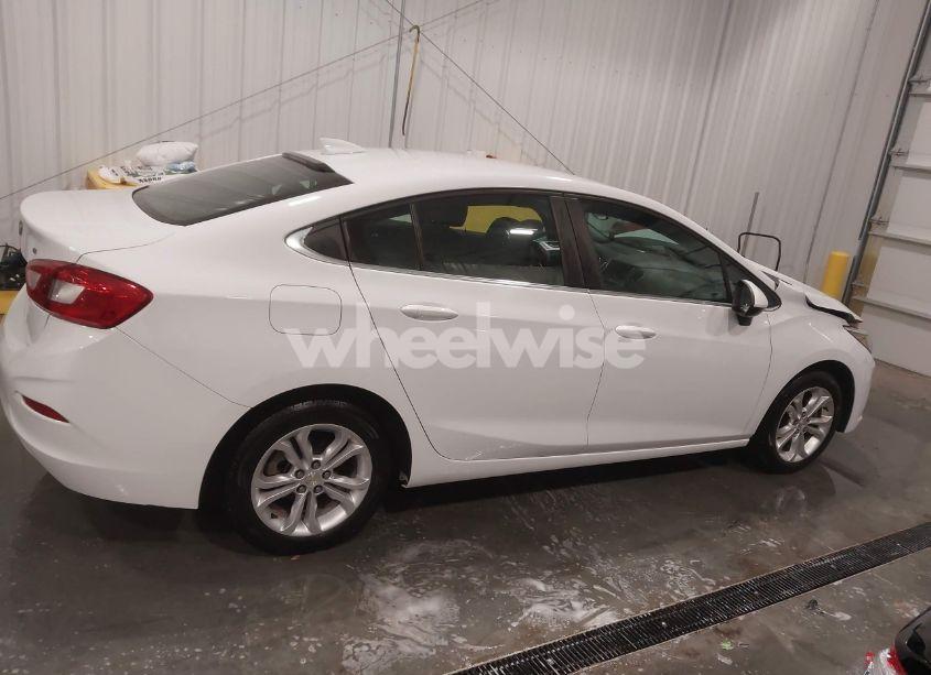 Photo 13 of 2019 Chevrolet Cruze LT (VIN 1G1BE5SM9K7118302)