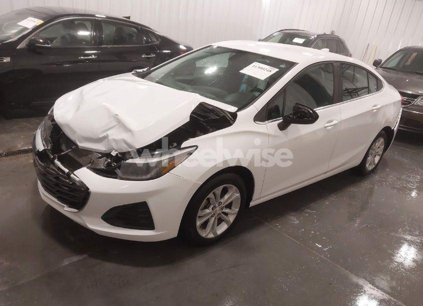 Photo 2 of 2019 Chevrolet Cruze LT (VIN 1G1BE5SM9K7118302)