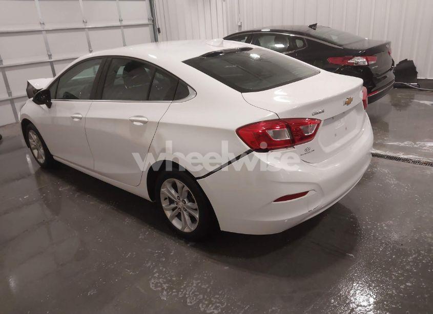 Photo 3 of 2019 Chevrolet Cruze LT (VIN 1G1BE5SM9K7118302)
