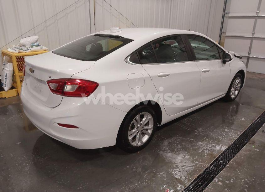 Photo 4 of 2019 Chevrolet Cruze LT (VIN 1G1BE5SM9K7118302)