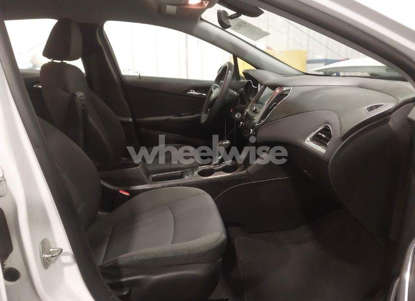 Photo 5 of 2019 Chevrolet Cruze LT (VIN 1G1BE5SM9K7118302)