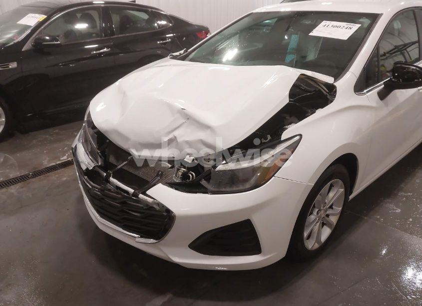 Photo 6 of 2019 Chevrolet Cruze LT (VIN 1G1BE5SM9K7118302)