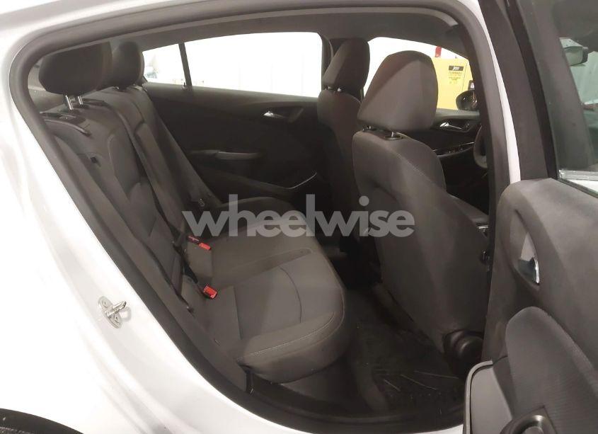 Photo 8 of 2019 Chevrolet Cruze LT (VIN 1G1BE5SM9K7118302)