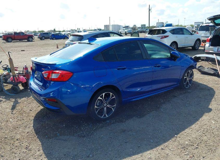Photo 4 of 2019 Chevrolet Cruze LT (VIN 1G1BE5SM9K7137772)