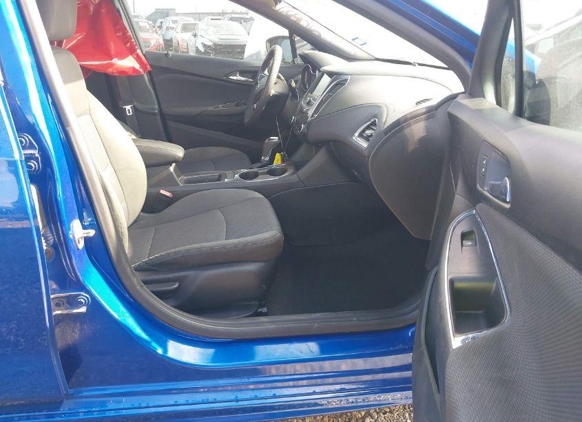 Photo 5 of 2019 Chevrolet Cruze LT (VIN 1G1BE5SM9K7137772)