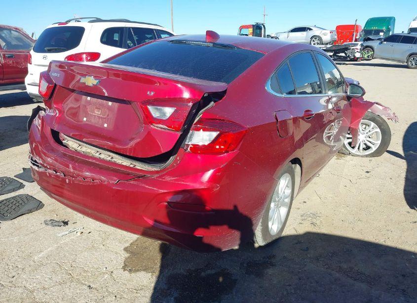 Photo 4 of 2019 Chevrolet Cruze LT (VIN 1G1BE5SM9K7139845)