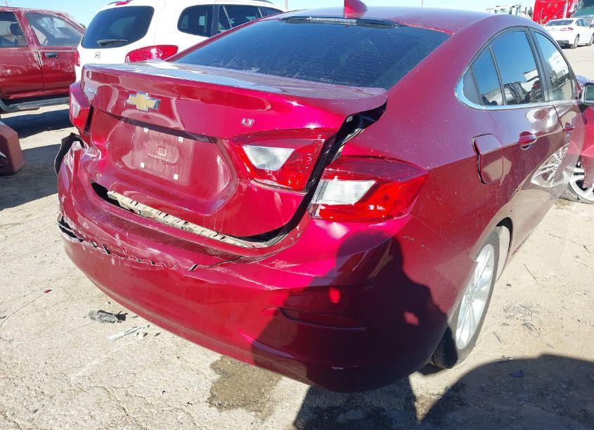 Photo 6 of 2019 Chevrolet Cruze LT (VIN 1G1BE5SM9K7139845)