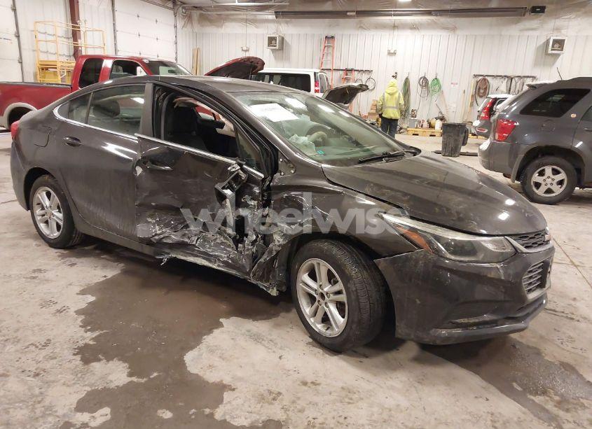 2017 Chevrolet Cruze LT AUTO (VIN 1G1BE5SMXH7105938) main photo