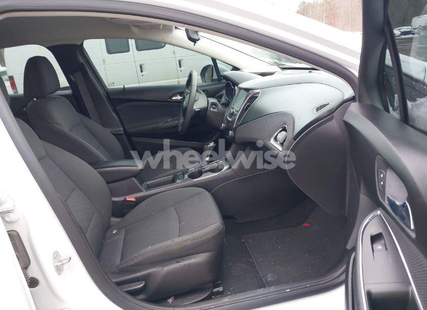 Photo 5 of 2017 Chevrolet Cruze LT AUTO (VIN 1G1BE5SMXH7145775)