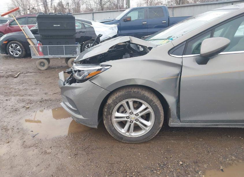 Photo 6 of 2017 Chevrolet Cruze LT AUTO (VIN 1G1BE5SMXH7148899)