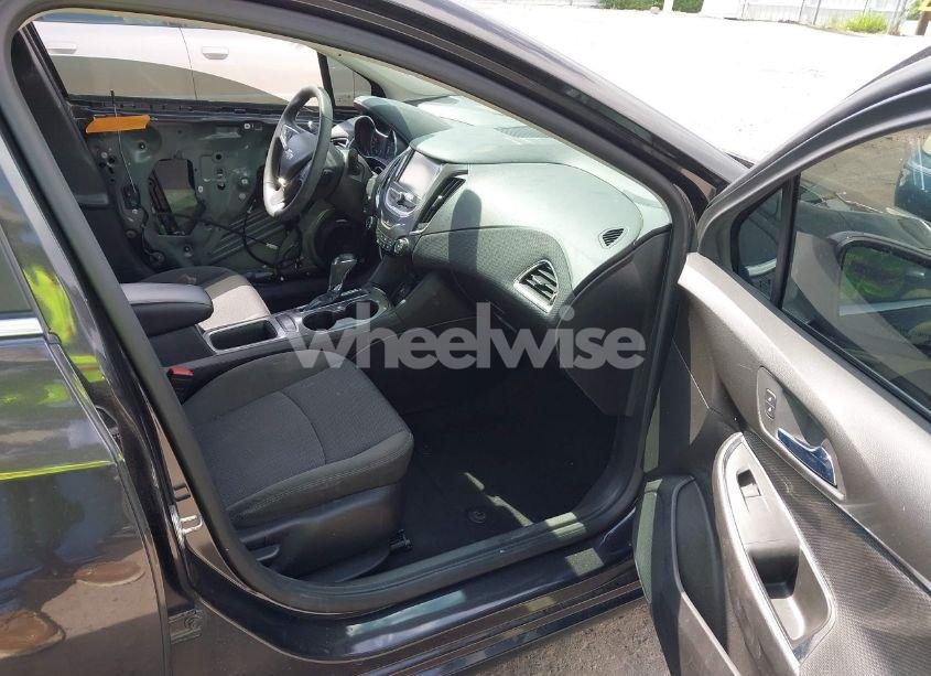 Photo 5 of 2017 Chevrolet Cruze LT AUTO (VIN 1G1BE5SMXH7154072)