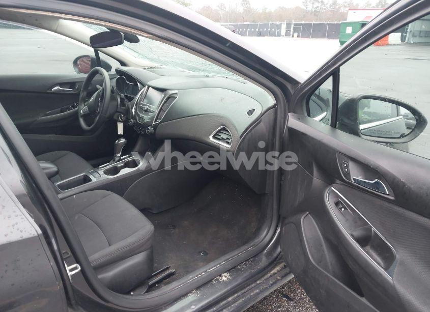 Photo 5 of 2017 Chevrolet Cruze LT AUTO (VIN 1G1BE5SMXH7178193)