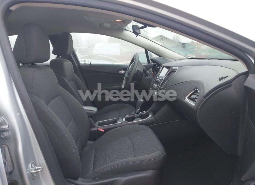 Photo 5 of 2017 Chevrolet Cruze LT AUTO (VIN 1G1BE5SMXH7233645)