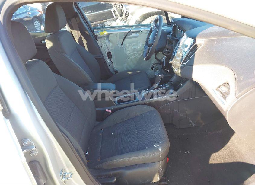 Photo 5 of 2017 Chevrolet Cruze LT AUTO (VIN 1G1BE5SMXH7260666)