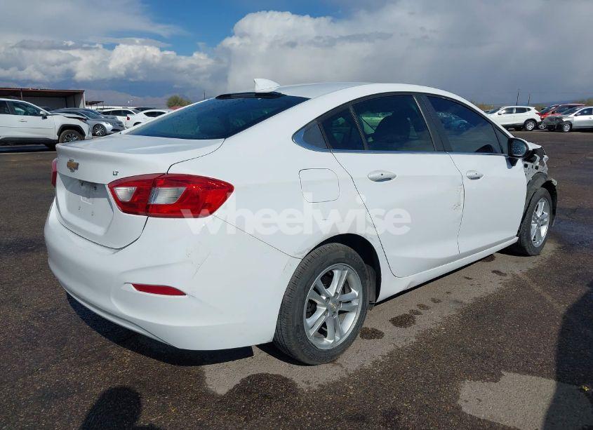 Photo 4 of 2018 Chevrolet Cruze LT AUTO (VIN 1G1BE5SMXJ7185697)