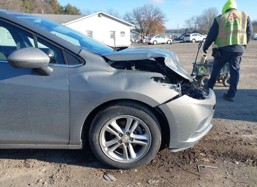 Photo 18 of 2018 Chevrolet Cruze LT AUTO (VIN 1G1BE5SMXJ7217998)
