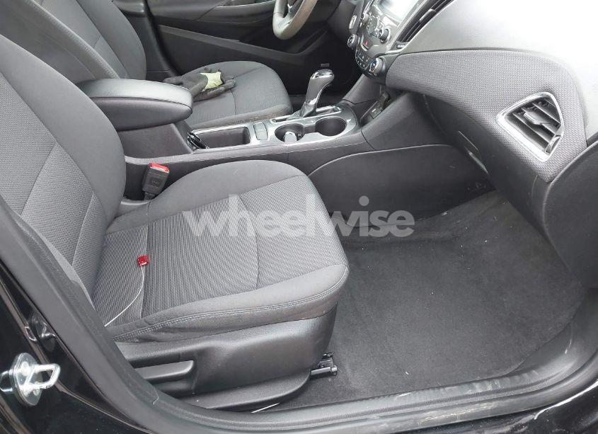 Photo 5 of 2018 Chevrolet Cruze LT AUTO (VIN 1G1BE5SMXJ7221694)