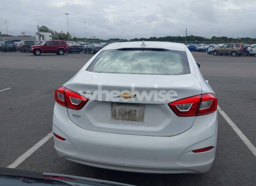 Photo 16 of 2018 Chevrolet Cruze LT AUTO (VIN 1G1BE5SMXJ7240276)