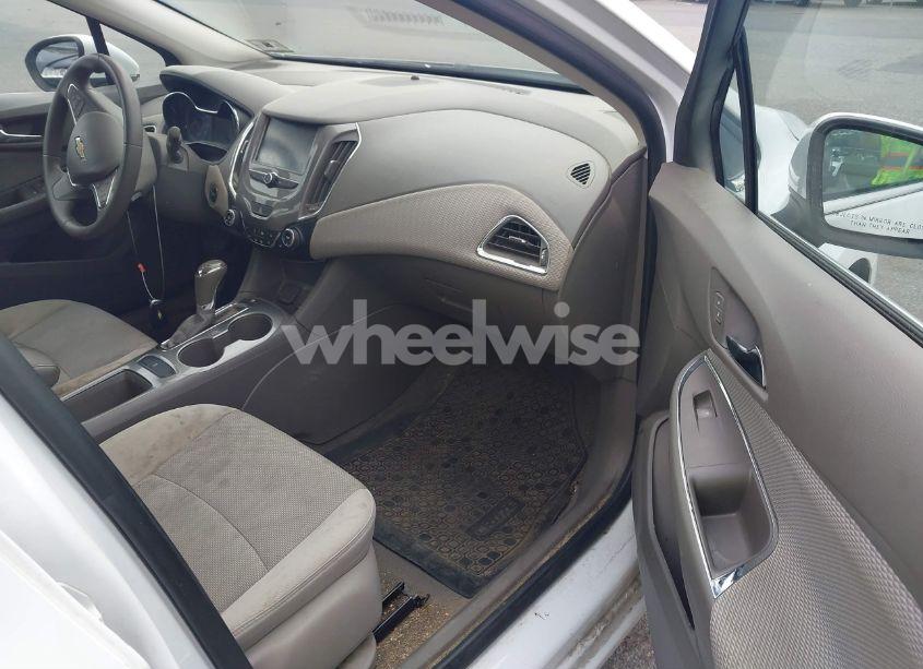 Photo 5 of 2018 Chevrolet Cruze LT AUTO (VIN 1G1BE5SMXJ7240276)