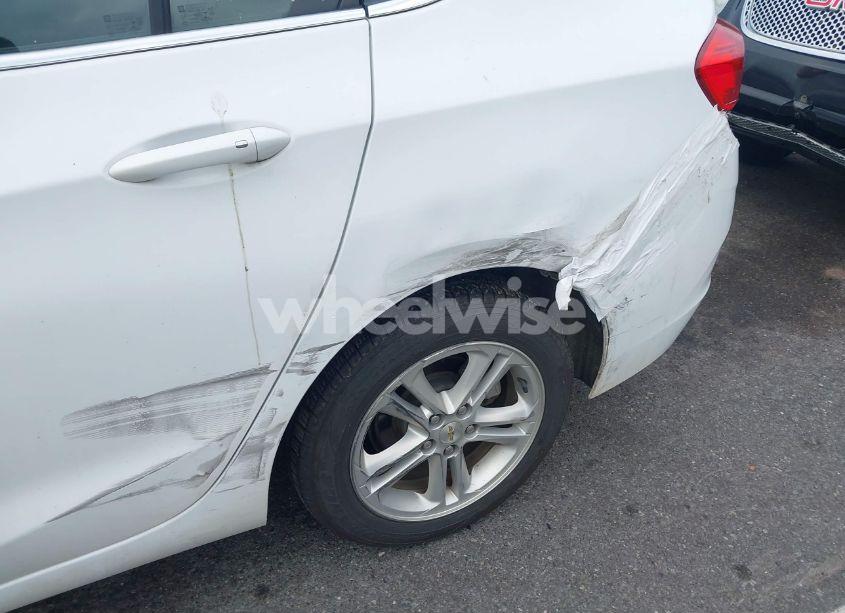 Photo 6 of 2018 Chevrolet Cruze LT AUTO (VIN 1G1BE5SMXJ7240276)