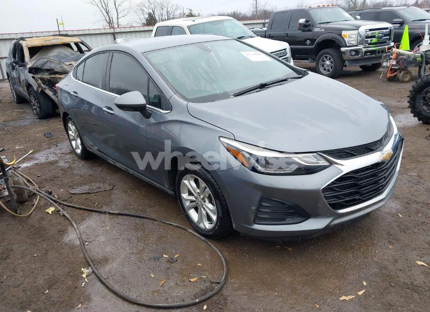 2019 Chevrolet Cruze LT (VIN 1G1BE5SMXK7100519) main photo