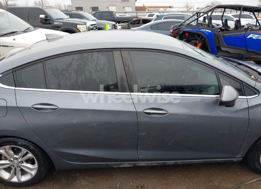 Photo 13 of 2019 Chevrolet Cruze LT (VIN 1G1BE5SMXK7100519)