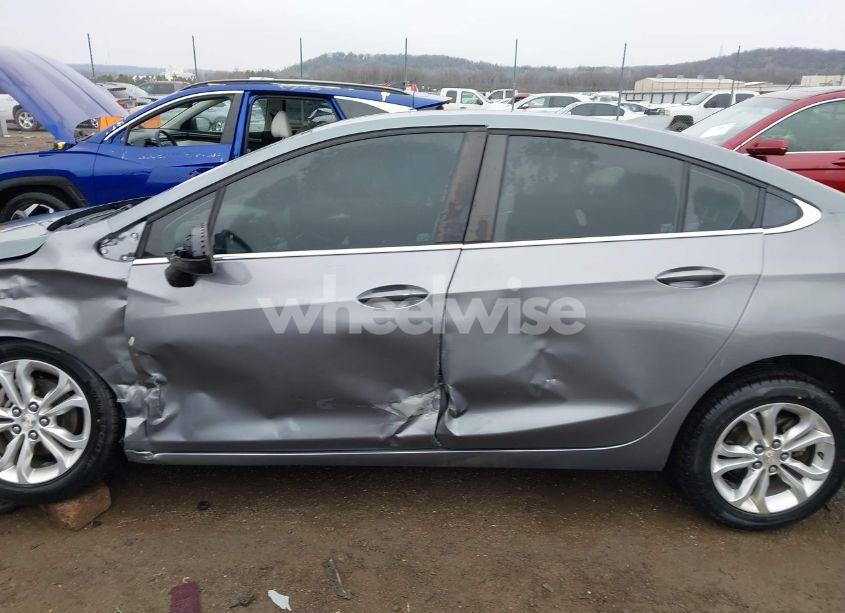 Photo 14 of 2019 Chevrolet Cruze LT (VIN 1G1BE5SMXK7100519)