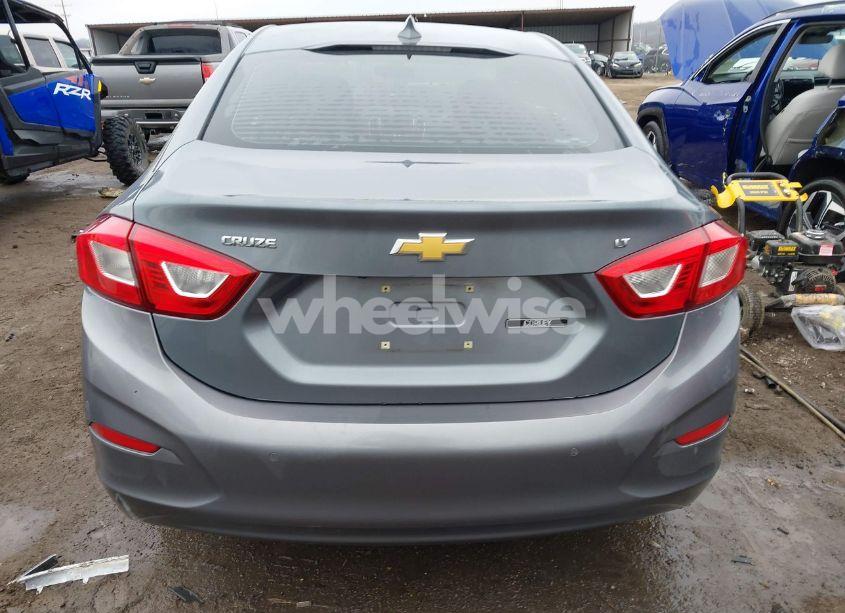 Photo 16 of 2019 Chevrolet Cruze LT (VIN 1G1BE5SMXK7100519)