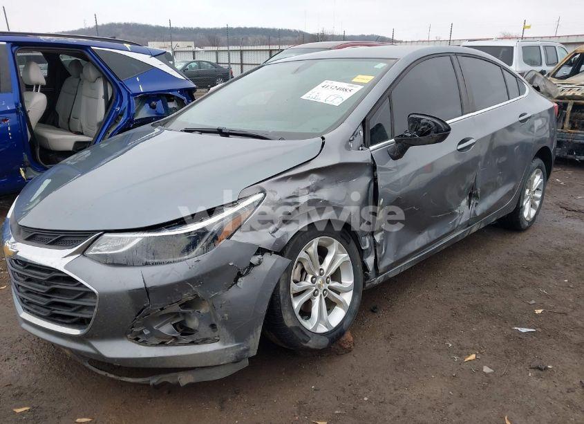 Photo 2 of 2019 Chevrolet Cruze LT (VIN 1G1BE5SMXK7100519)