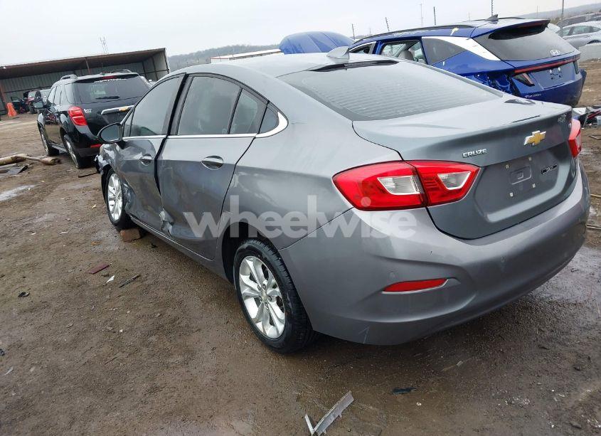 Photo 3 of 2019 Chevrolet Cruze LT (VIN 1G1BE5SMXK7100519)