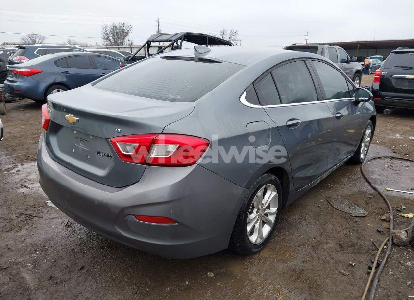 Photo 4 of 2019 Chevrolet Cruze LT (VIN 1G1BE5SMXK7100519)
